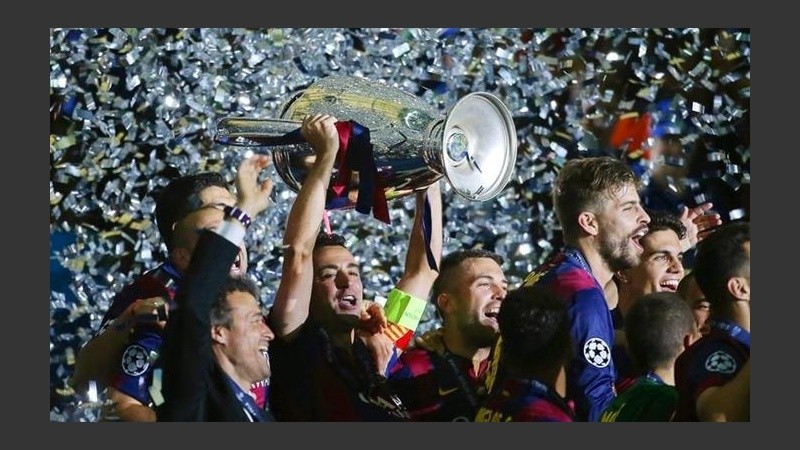 Xavi, que jugó su último partido en Barcelona, levantó la Copa.