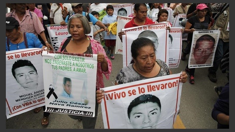 Las elecciones se desarrollan en México con movilizaciones por los estudiantes desaparecidos.