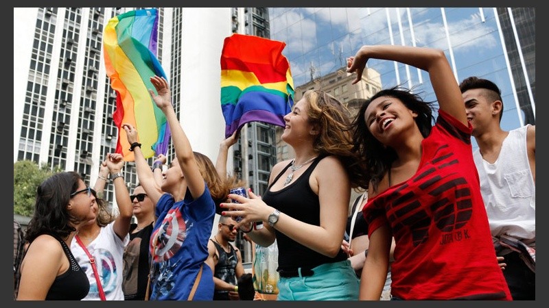 Miles de personas participaron en el desfile del orgullo gay en Brasil.