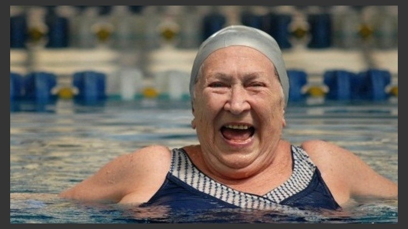 Enriqueta nunca pierde el amor por el agua y la sonrisa. 