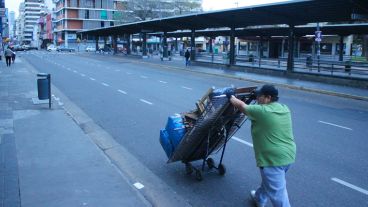 Paro en Rosario: sin colectivos, muchos taxis, y el centro comercial en calma este martes por la mañana.