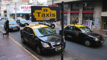 Los taxis no se adhirieron a la medida de fuerza y coparon las calles rosarinas.