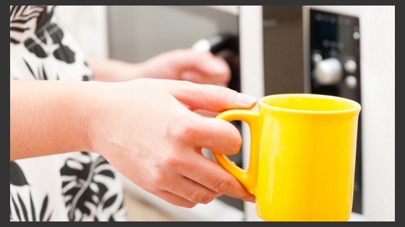 ¡Ojo! No todos los platos y tazas pueden meterse en el micro. 