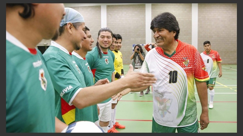 Evo Morales, presidente de Bolivia, se animó a jugar un picadito en Bélgica.