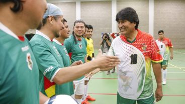 Evo Morales, presidente de Bolivia, se animó a jugar un picadito en Bélgica.
