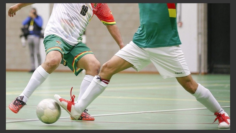 Morales con la 10 y un rival que va  a trabar.