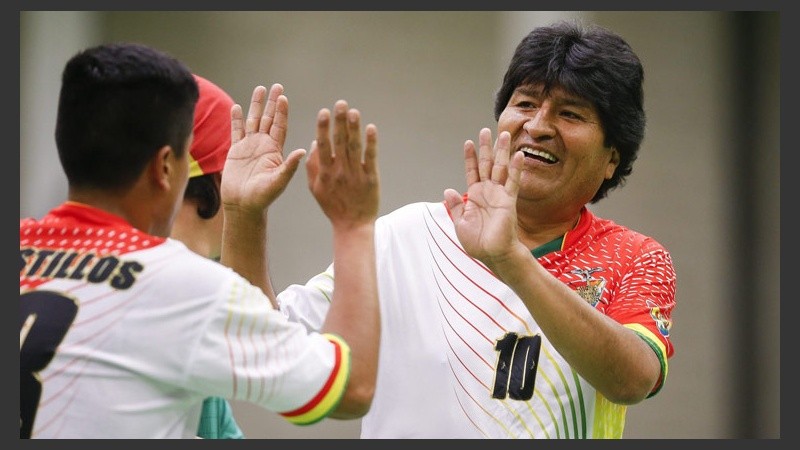 Gol y festejo. El partido se jugó en Bruselas.