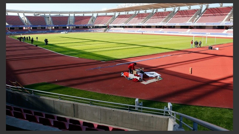 Operarios trabajan en el estadio La Portada (La Serena),  donde el próximo sábado se jugará el partido de Argentina frente a Paraguay.