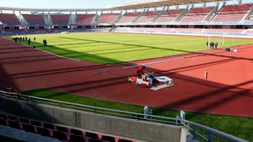 Operarios trabajan en el estadio La Portada (La Serena),  donde el próximo sábado se jugará el partido de Argentina frente a Paraguay.