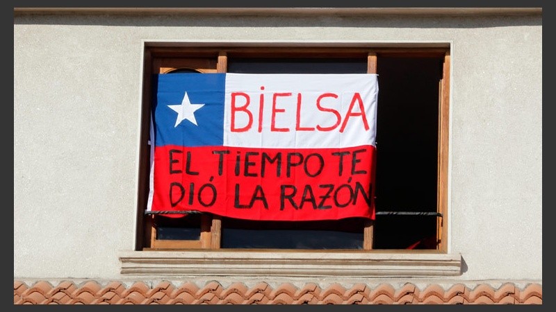 Amor al Loco. Una bandera vista en una ventana en la ciudad de La Serena, lugar donde jugará Argentina este sábado.