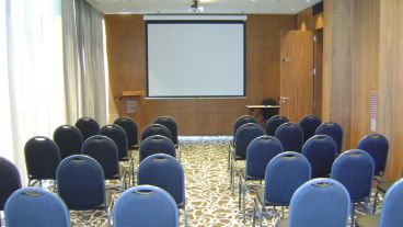 Una de las salas de conferencias.