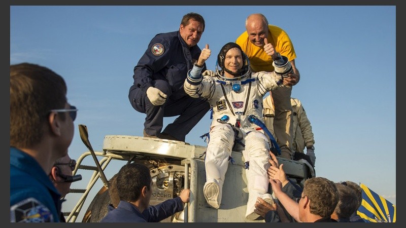 El astronauta estadounidense Terry Virts tras el aterrizaje de la nave.