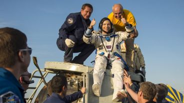 El astronauta estadounidense Terry Virts tras el aterrizaje de la nave.