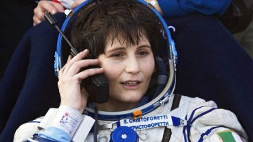 La cosmonauta italiana Samantha Cristoforetti hablando por teléfono minutos después del descenso.