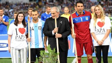 El primer olivo se plantó en el amistoso entre Argentina e Italia.
