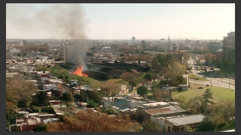 Una imagen del incendio tomada desde un edificio cercano. 