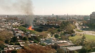 Una imagen del incendio tomada desde un edificio cercano.
