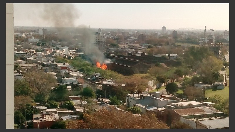 Una imagen del incendio tomada desde un edificio cercano. 