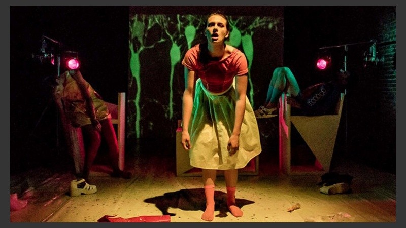 A las 22, “Anonymous. Somos legión”, con dirección y puesta en escena de Carla Tealdi. En el teatro Del Rayo, Salta 2991.