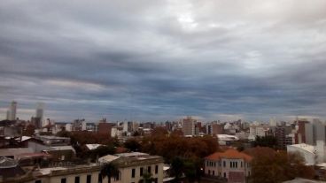 Sin alerta pero con nubes cargadas sobre Rosario.