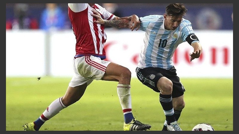 Messi se lleva el balón.