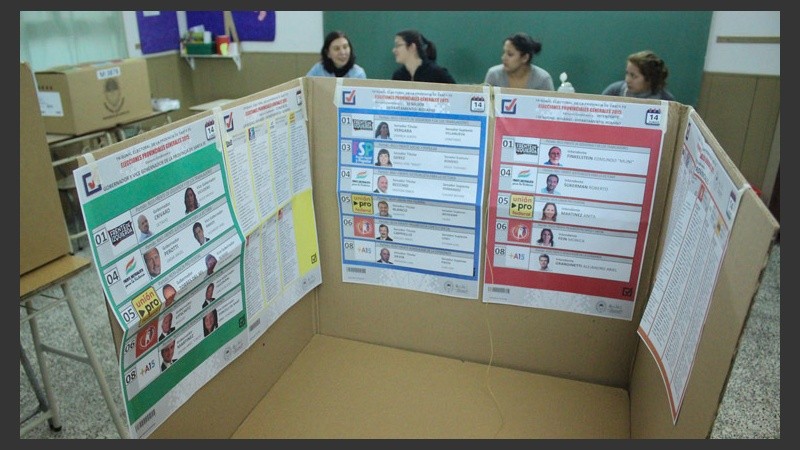 Las cabinas de votación. En la mayoría de los salones son cuatro.