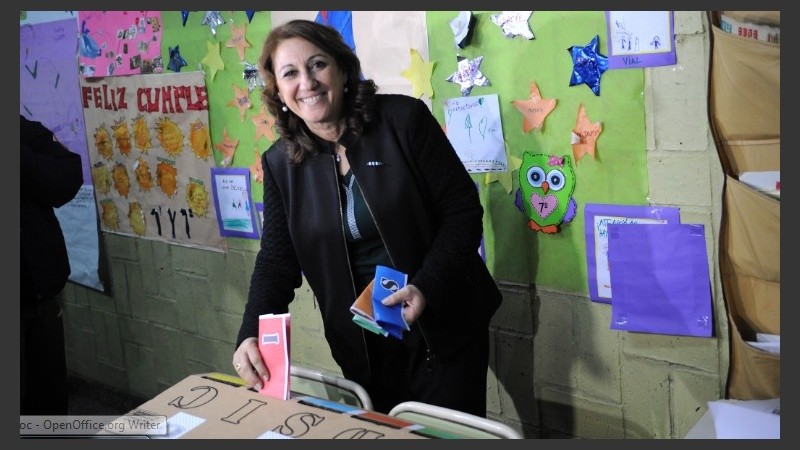 Mónica Fein emitió su voto en la escuela Nº 524.