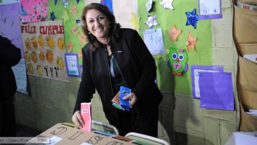 Mónica Fein emitió su voto en la escuela Nº 524.