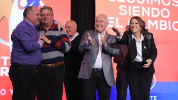 Pura sonrisas. Todo el color desde el búnker del Frente Progresista.