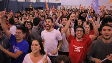 Los militantes del Frente explotaron de alegría tras conocerse los resultados parciales.