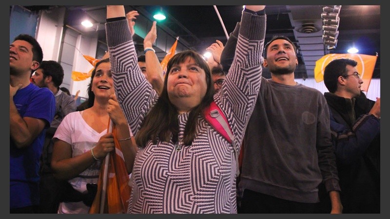 Los militantes presentes emocionados tras los resultados parciales.