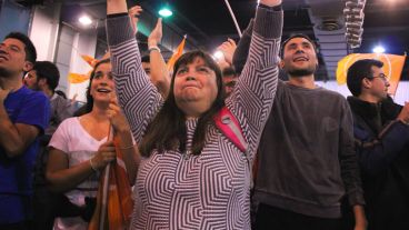 Los militantes presentes emocionados tras los resultados parciales.