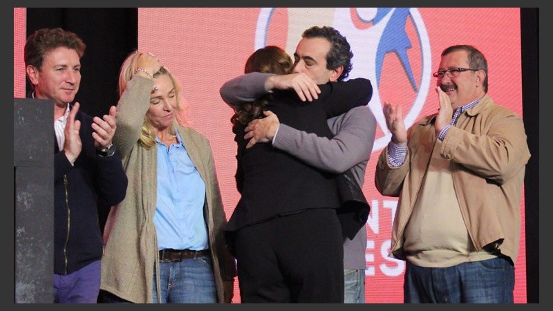 El abrazo entre la intendenta reelecta y Pablo Javkin.