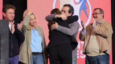 El abrazo entre la intendenta reelecta y Pablo Javkin.
