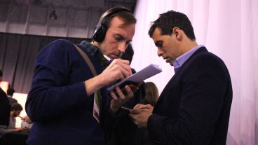 Desde temprano, periodistas de medios locales trabajaron a pleno en el búnker del Frente.