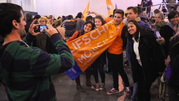 Militantes se sacan fotos minutos después de conocerse la tendencia.