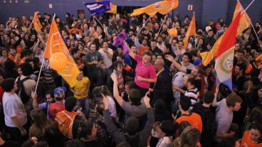 Los militantes que llegaron al búnker a festejar.