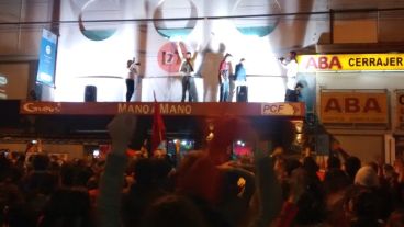 Monteverde habló desde el techo del Distrito Siete hacia los militantes que coparon la calle.