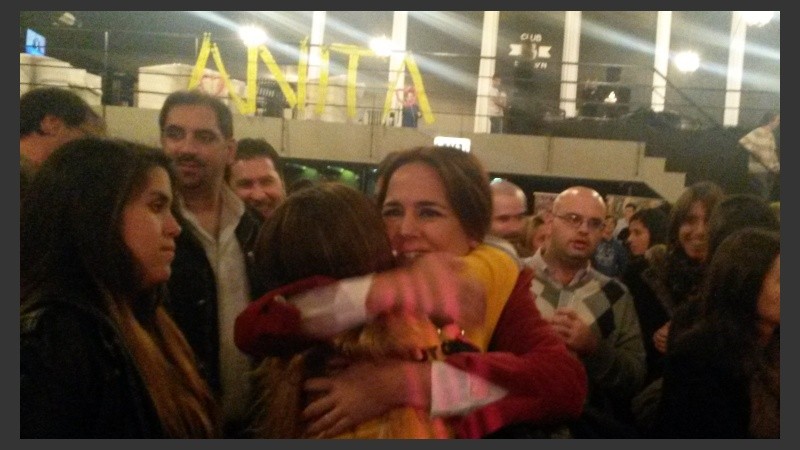 El abrazo de una joven militante que hizo emocionar a Anita.