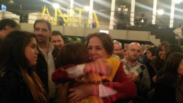 El abrazo de una joven militante que hizo emocionar a Anita.