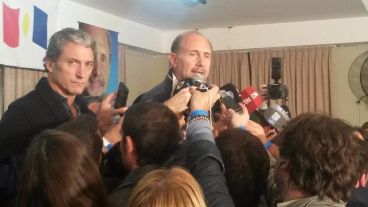 Perotti hablando con la prensa desde su búnker.