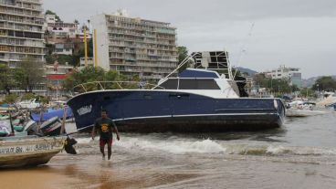 El huracán Carlos deja un muerto y varios daños en la costa del Pacífico mexicano.