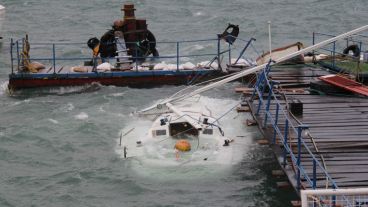 Una embarcación se hunde en el puerto de Acapulco por los fuentes vientos.