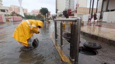 Un empleado municipal trabaja en una calle inundada en Acapulco.