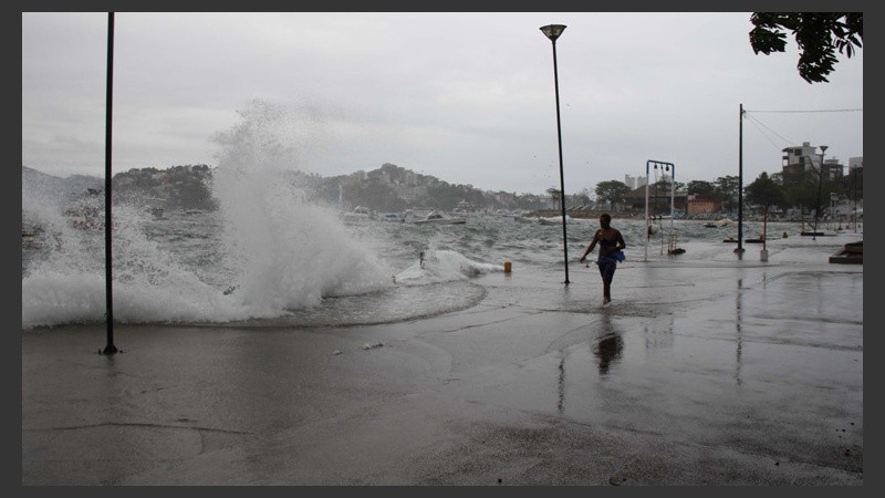 Fuertes olas en la costa de Acapulco. Carlos pasó de tormenta tropical a huracán categoría 1 este lunes por la tarde.