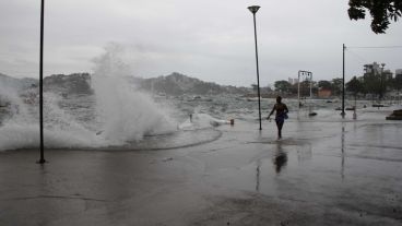 Fuertes olas en la costa de Acapulco. Carlos pasó de tormenta tropical a huracán categoría 1 este lunes por la tarde.