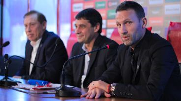 Bernardi en conferencia de prensa junto a Riccobelli y Sensini en el Coloso.