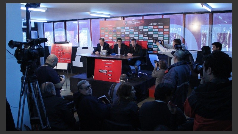 Mucha presencia de medios en uno de los palcos del Coloso.