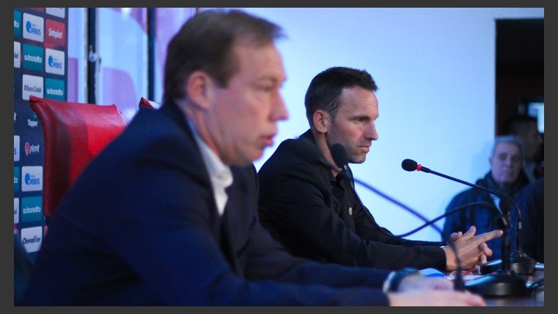 Sensini habla, Lucas pensativo durante la presentación de este martes.