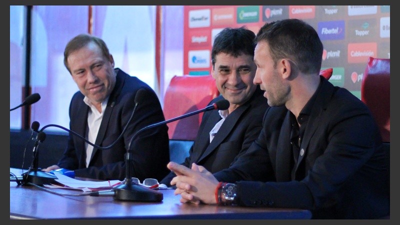 Conferencia distendida y algunas risas durante la presentación.